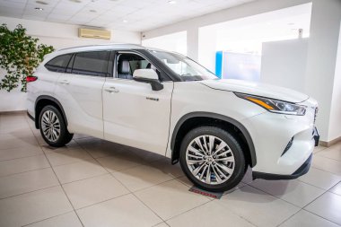 Uzhhorod, Ukrayna. Ocak 2021 Japon markası Toyota Highlander 'ın beyaz arabası. SUV, çapraz. Güvenilir ve güzel bir araba. Kulübedeki araba..