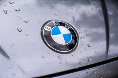 Uzhhorod, Ukrayna. Mart 2021 gri BMW arabası. Güvenilir ve güzel bir araba. Arabanın logosu yakın plan..
