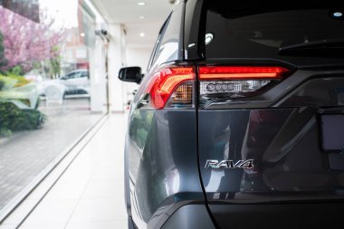 Uzhhorod, Ukrayna. 20 Nisan 2021 Toyota RAV 4 markasının gri arabası. SUV, çapraz. Güvenilir ve güzel bir araba. Kulübedeki araba..