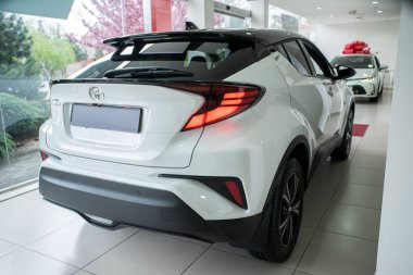 Uzhhorod, Ukrayna. Mart 2021 Japon markası Toyota c-hr 'nin gri arabası. Melez. Güvenilir ve güzel bir araba..