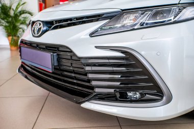 Uzhhorod, Ukrayna. Ocak 2021 Japon markası Toyota CAMRY hibrit. Sedan, iş. Güvenilir ve güzel bir araba. Kulübedeki araba..