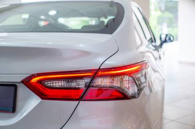 Stop lambası yeni beyaz araba. Yakın plan. Otomatik arkaplan kavramı.