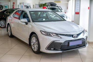 Uzhhorod, Ukrayna. Ocak 2021 Japon markası Toyota CAMRY hibrit. Sedan, iş. Güvenilir ve güzel bir araba. Kulübedeki araba..