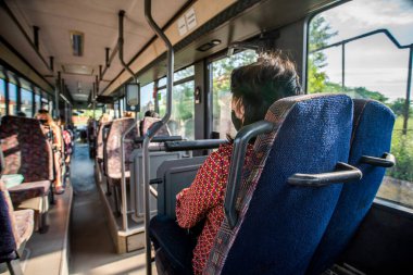 Otobüs şehirde yolcu taşır. Taşıyıcı. rota.