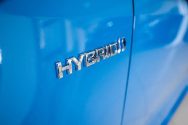 Uzhhorod, Ukrayna. 18 Ocak 2021 Japon markası Toyota Yaris 'in mavi araba karışımı. Güvenilir ve güzel bir araba. Kulübedeki araba..