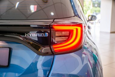 Uzhhorod, Ukrayna. 18 Ocak 2021 Japon markası Toyota Yaris 'in mavi araba karışımı. Güvenilir ve güzel bir araba. Kulübedeki araba..