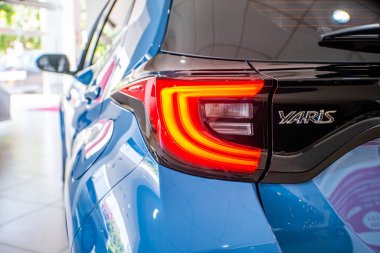 Uzhhorod, Ukrayna. 18 Ocak 2021 Japon markası Toyota Yaris 'in mavi araba karışımı. Güvenilir ve güzel bir araba. Kulübedeki araba..