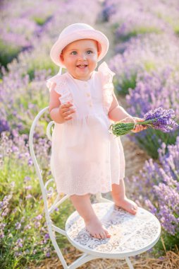 Çocuklar lavanta tarlasında mutlu. Doğayla uyum..