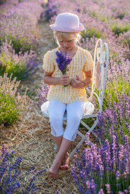 Çocuklar lavanta tarlasında mutlu. Doğayla uyum..