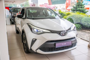 Uzhhorod, Ukrayna. Mart 2021, Japon markası Toyota c-hr 'den beyaz bir araba. Güvenilir ve güzel bir araba..