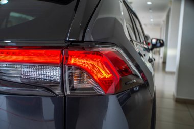 Uzhhorod, Ukrayna. 20 Nisan 2021 Toyota RAV 4 markasının gri arabası. SUV, çapraz. Güvenilir ve güzel bir araba. Kulübedeki araba..