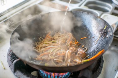 Aşçı tava için pirinç eriştesi hazırlıyor. Sokak yemeği..