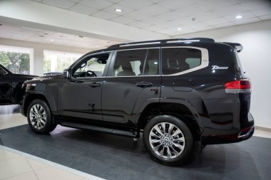 Uzhhorod, Ukrayna. 6 Ağustos 2021 Japon markası Toyota Land Cruiser 300 Premiu