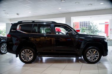Uzhhorod, Ukrayna. 6 Ağustos 2021 Japon markası Toyota Land Cruiser 300 Premiu