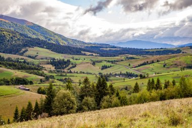 Güzel dağ manzarası. Kırsal kesimde. Dağlar orman ve tarlalarla kaplı. Hava harika..