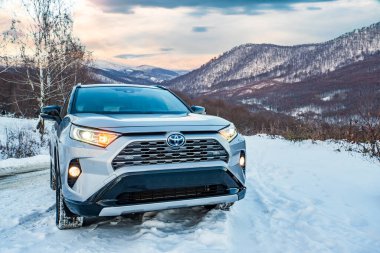 Uzhhorod, Ukrayna. Ocak 2021. Japon markası Toyota RAV 4 'ün gri arabası. SUV, çapraz. Güvenilir ve güzel bir araba. Araba kış dağlarında.