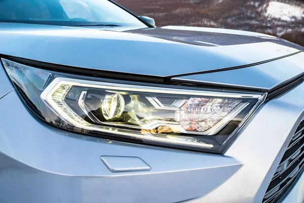 Uzhhorod, Ukrayna. Ocak 2021. Japon markası Toyota RAV 4 'ün gri arabası. SUV, çapraz. Güvenilir ve güzel bir araba. Araba kış dağlarında.