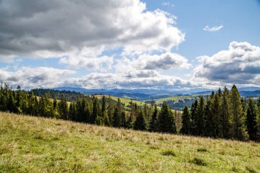 İyi havada bir dağ sırasının manzarası. 
