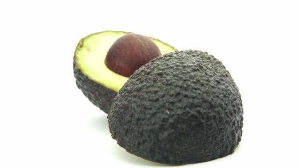 Avocado Close Van Ene Helft Draaiend Een Draaitafel — Stockvideo