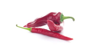 Biber yalıtımı. Beyaz arka planda kırmızı biber döner döner. Beyaz arka planda izole edilmiş. ekolojik ürün.