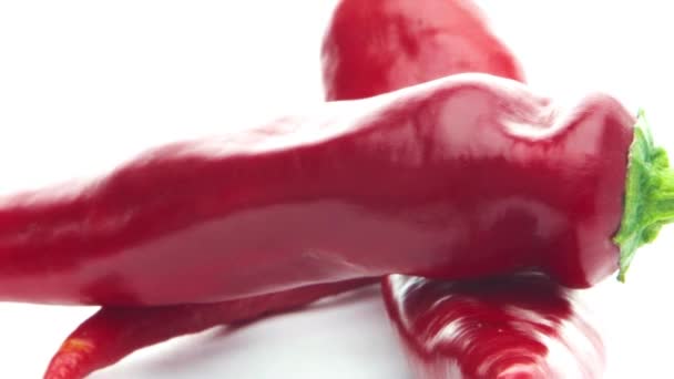 Pfeffer Isolieren Rote Paprika Auf Weißem Hintergrund Rotiert Auf Einem — Stockvideo