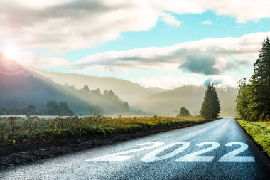 2022 'de dağların doğuşunda yazılan yol. 2022' de ormanın, dağların ve yolun yakınında sabah sisi başlıyor.. 