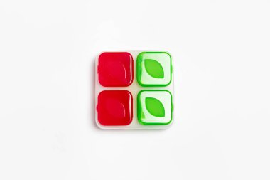 Beyaz arka planda izole edilmiş baharatlar için plastik kaplar. Yüksek çözünürlüklü fotoğraf.