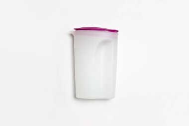 Beyaz arka planda izole edilmiş plastik su testisi. Yüksek çözünürlüklü fotoğraf..