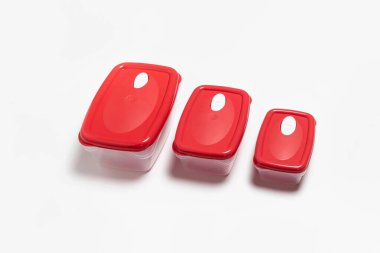 Beyaz arka planda kapağı olan gıda ürünleri için farklı boyutlarda plastik kaplar. Depolama konteynırı. Yüksek çözünürlüklü fotoğraf.