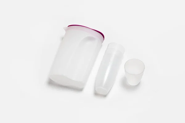 白い背景に隔離されたプラスチックカップとプラスチック製の水のジャグ 高解像度の写真 ピッチャー — ストック写真