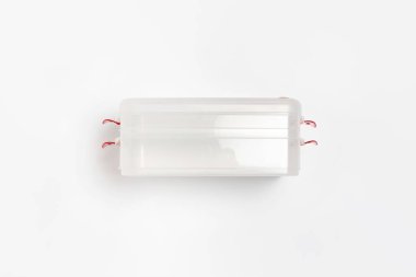 Beyaz arka planda izole edilmiş saplı plastik yiyecek kapları. Yüksek çözünürlüklü fotoğraf.