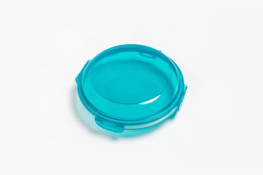 Plastik kapaklı cam yemek kabı beyaz arka planda izole edilmiş. Depolama konteynırı. Yüksek çözünürlüklü fotoğraf..