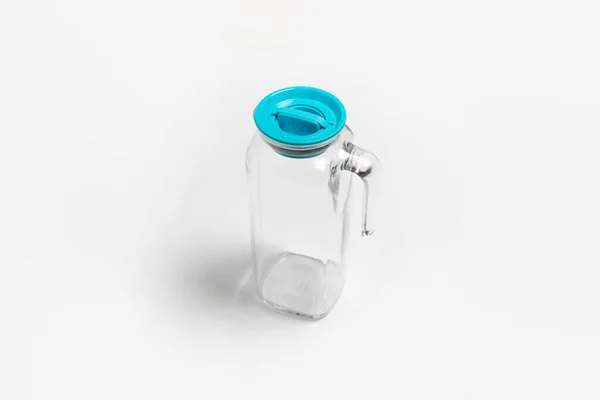 Glas Vattenkanna Med Plastlock Isolerad Vit Bakgrund Högupplöst Foto Pitcher — Stockfoto