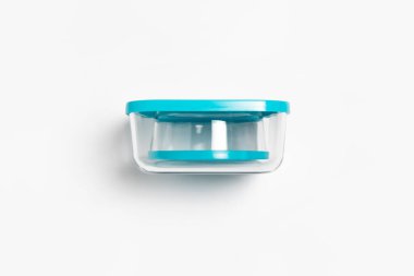 Plastik kapaklı cam yemek kabı beyaz arka planda izole edilmiş. Depolama konteynırı. Yüksek çözünürlüklü fotoğraf..