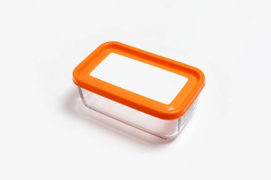 Plastik kapaklı cam yemek kabı beyaz arka planda izole edilmiş. Depolama konteynırı. Yüksek çözünürlüklü fotoğraf..