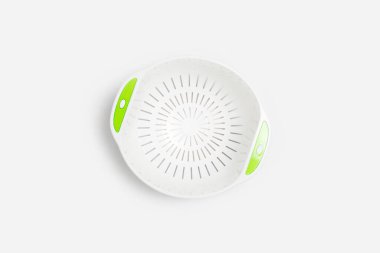 Plastik süzgeç beyaz arka planda izole edilmiş. Yüksek çözünürlüklü fotoğraf.