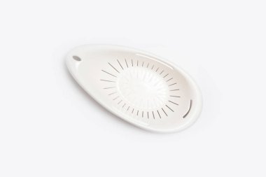 Plastik süzgeç beyaz arka planda izole edilmiş. Yüksek çözünürlüklü fotoğraf.