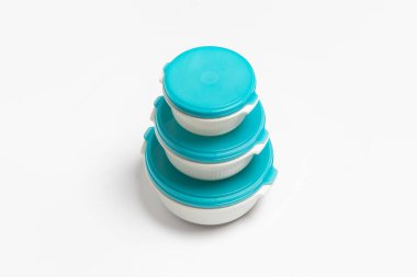 Kapağı beyaz arka planda izole edilmiş plastik yiyecek kapları. Yüksek çözünürlüklü fotoğraf. Üst görüş. Model.