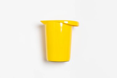 Beyaz arka planda izole edilmiş plastik su testisi. Yüksek çözünürlüklü fotoğraf..