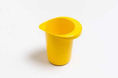 Beyaz arka planda izole edilmiş plastik su testisi. Yüksek çözünürlüklü fotoğraf..