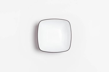 Seramik gıda konteynırı beyaz arka planda izole edilmiş. Derin kase. Yüksek çözünürlüklü fotoğraf. Üst görünüm.