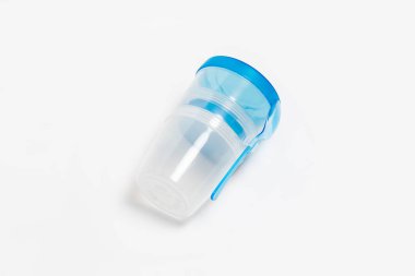 Beyaz arka planda izole edilmiş dondurucu bloklu plastik termos bardağı. Yüksek çözünürlüklü fotoğraf. Model.