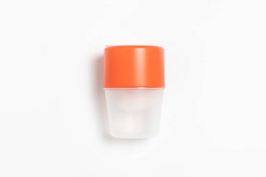 Beyaz arka planda izole edilmiş dondurucu bloklu plastik termos bardağı. Yüksek çözünürlüklü fotoğraf. Model.