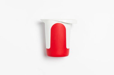 Beyaz arka planda izole edilmiş plastik su testisi. Yüksek çözünürlüklü fotoğraf..