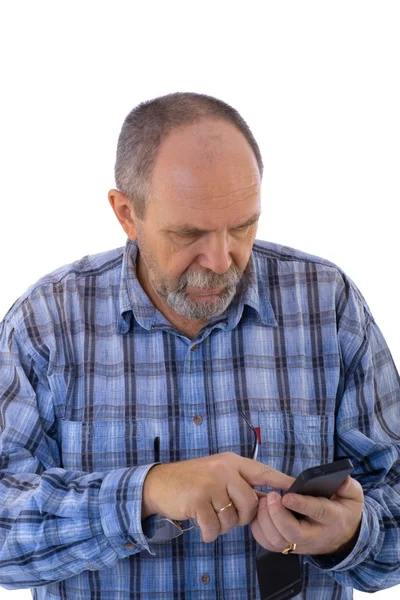 Un homme âgé utilise un smartphone — Photo