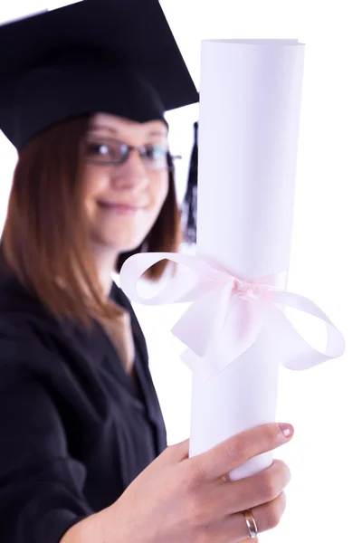 Mladá dívka v plášti studentů s diplomem — Stock fotografie