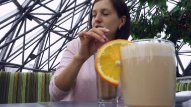 Güzel genç kız içecekler kakao