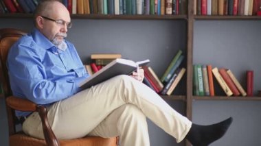 Sakin ol ve kitaplıkta okuyun