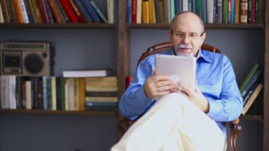 Kitaplıkta online konuşuyor