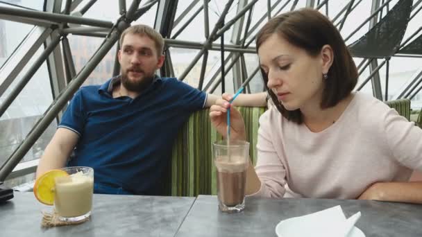 Νεαρό ζευγάρι στο καφέ — Αρχείο Βίντεο